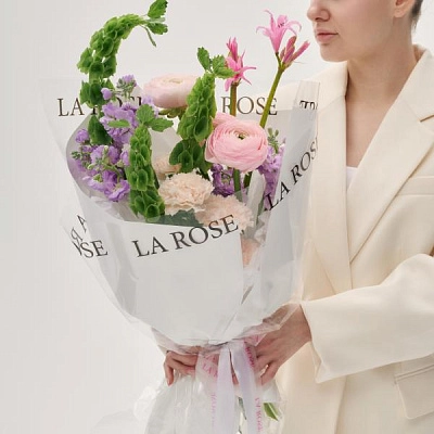 Авторский букет с ранункулюсами и молюцеллой